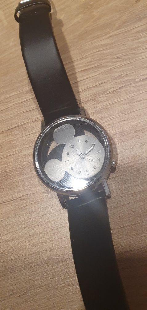 Zegarek z kolekcji Mickey Mouse am••pm w pudełku wraz z drugim