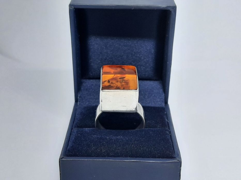 Pierścionek ze srebra, srebro 925 z bursztynem