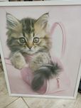 Plakat w ramce, kotek w torebce