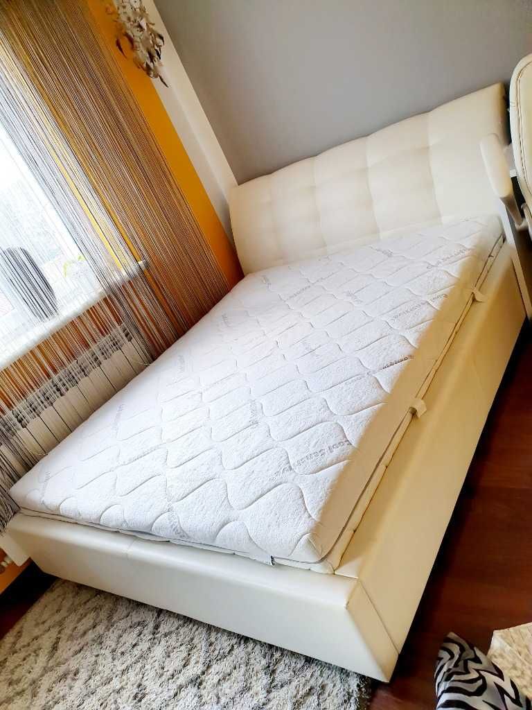 Białe łóżko tapicerowane jak nowe.