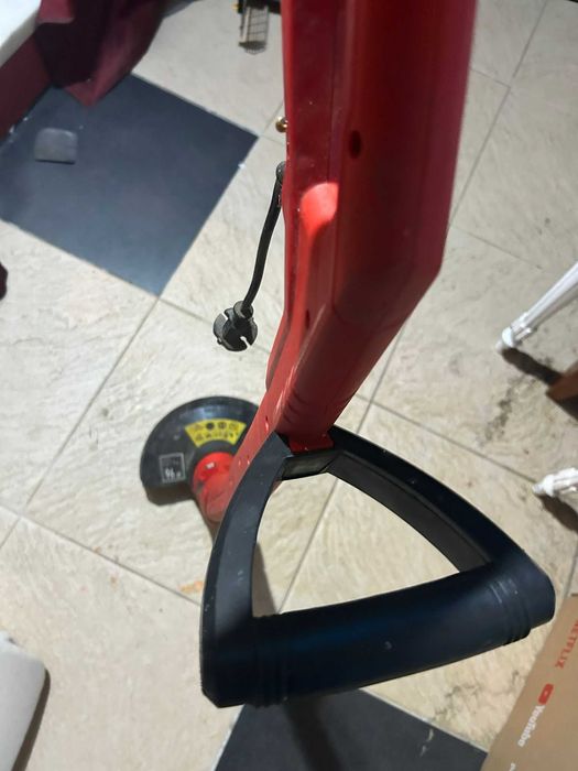 Corta relva vermelho a funcionar