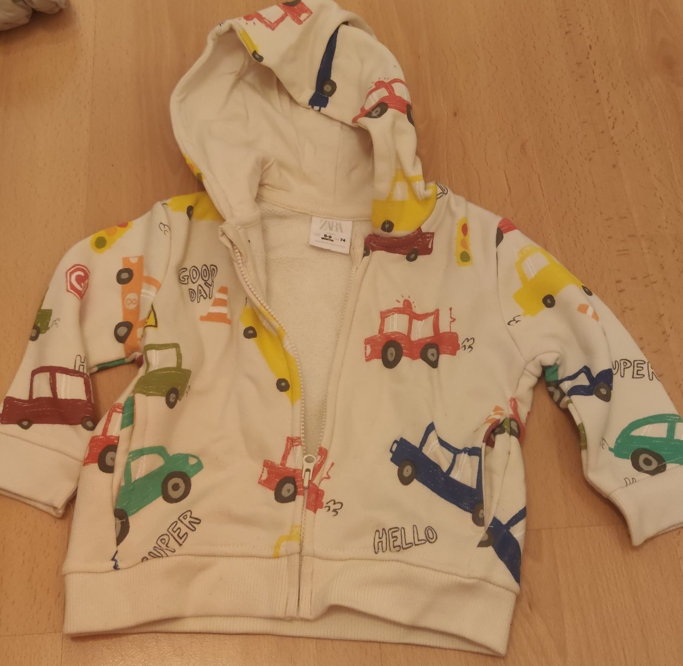 Bluza rozpinana dla chłopca z samochodzikami i kapturem ZARA 74