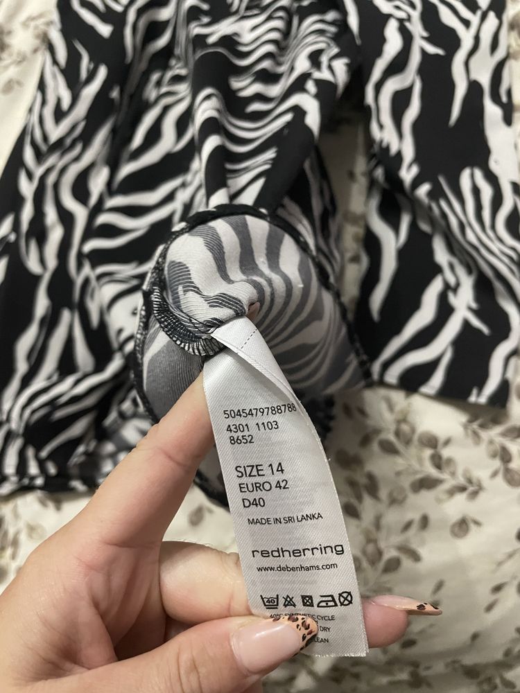 Elegancka damska sukienka na codzien bialo czarna zebra