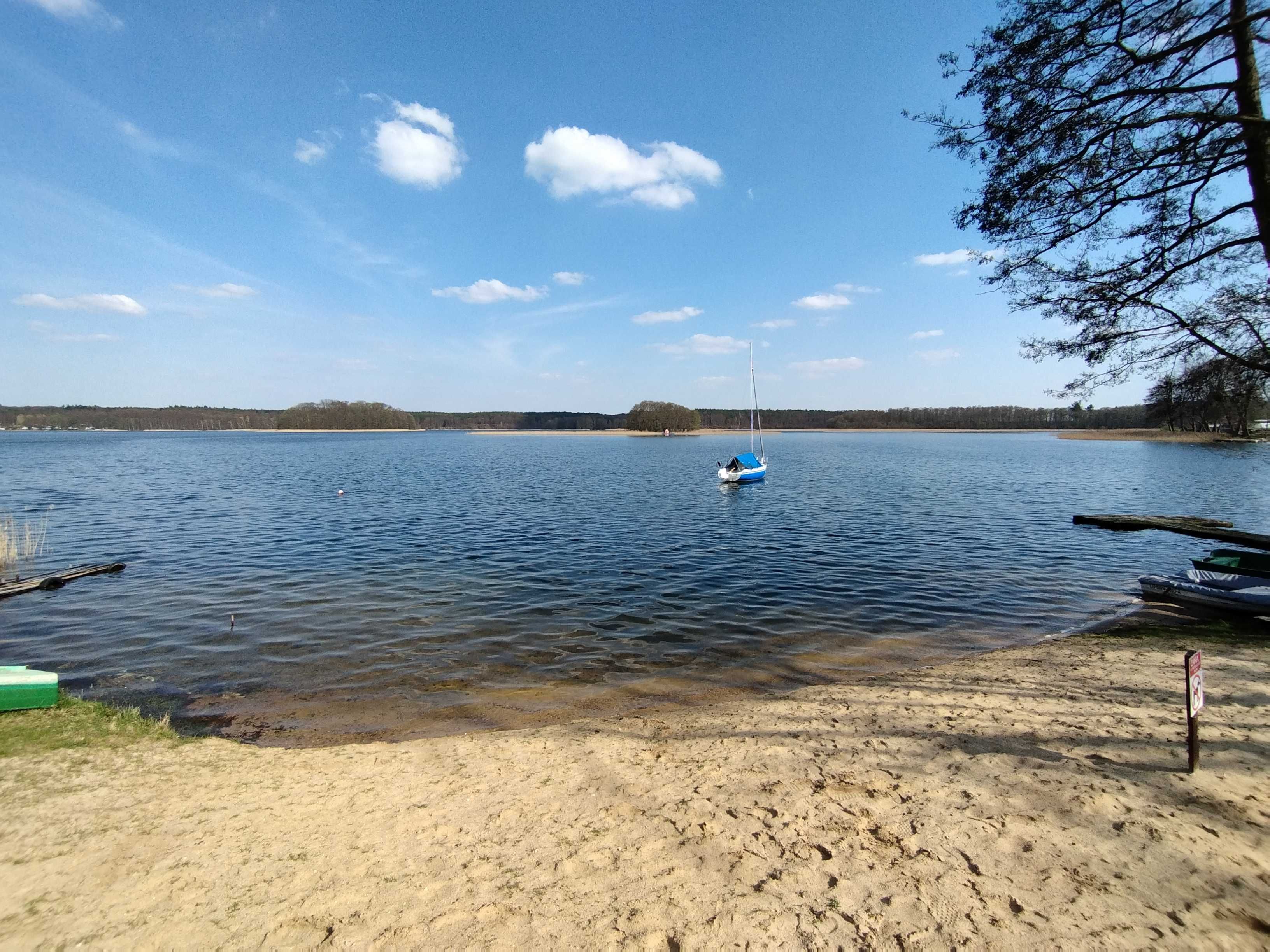 Dom nad jeziorem Niesłysz z ogrodem w pierwszej linii brzegowej