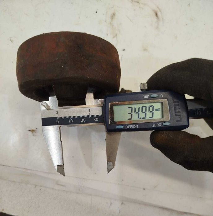 Ucho siłownika ładowacz skrzat Oryginał