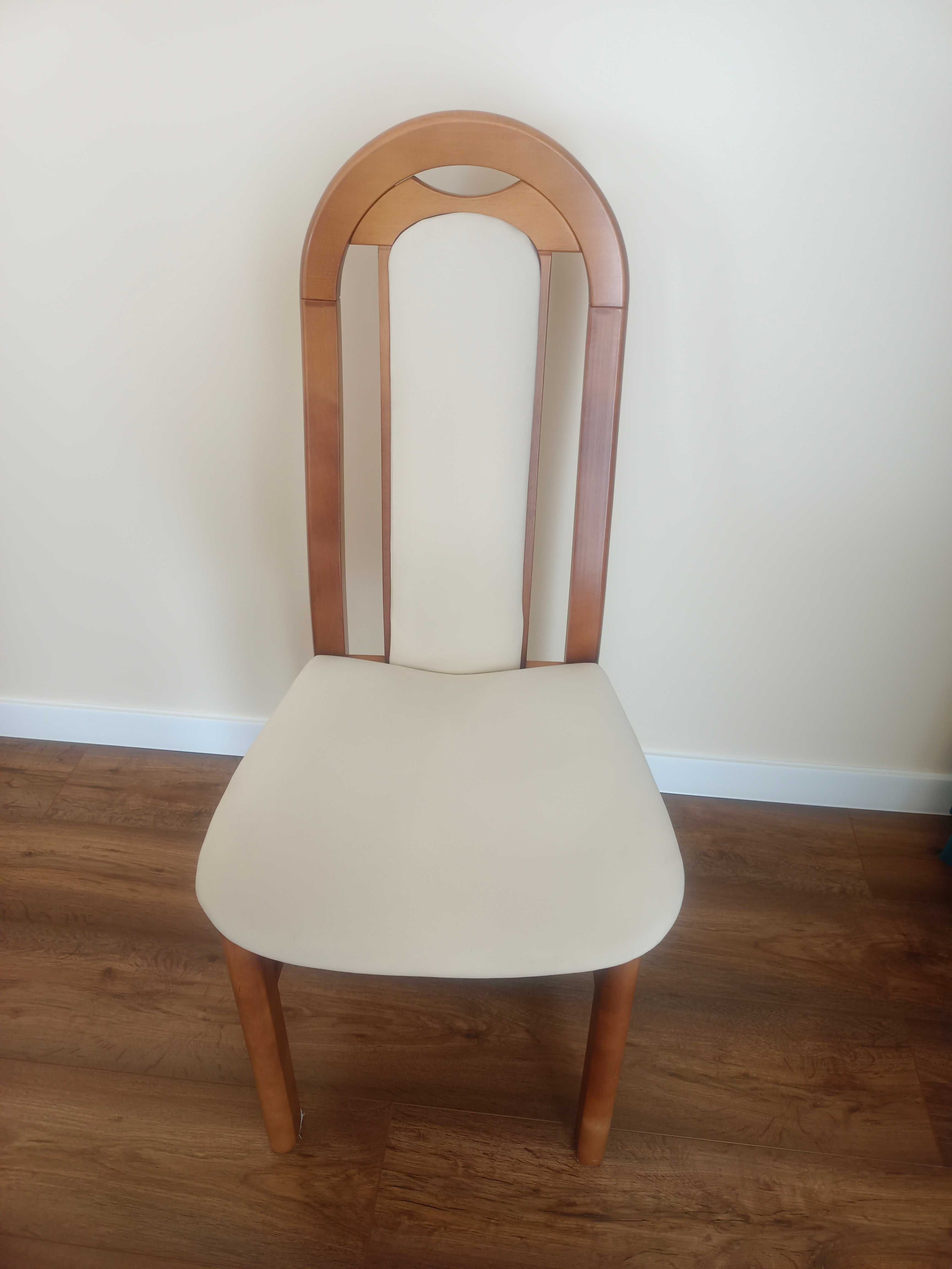 Zestaw mebli z ciemnego drewna