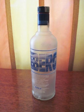 Бутылка пустая из-под водки Айсберг