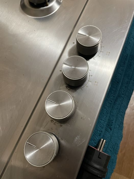 газова варильна поверхня Whirlpool.