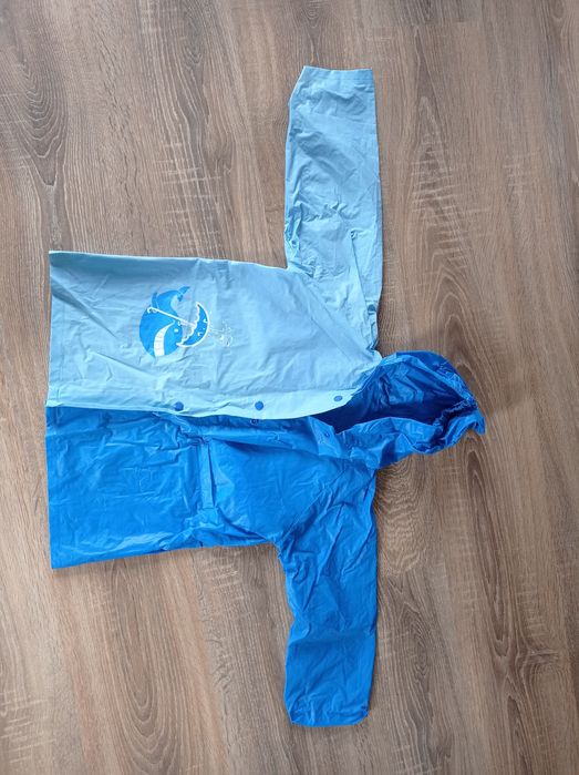 Płaszczyk przeciwdeszczowy, długość47 cm