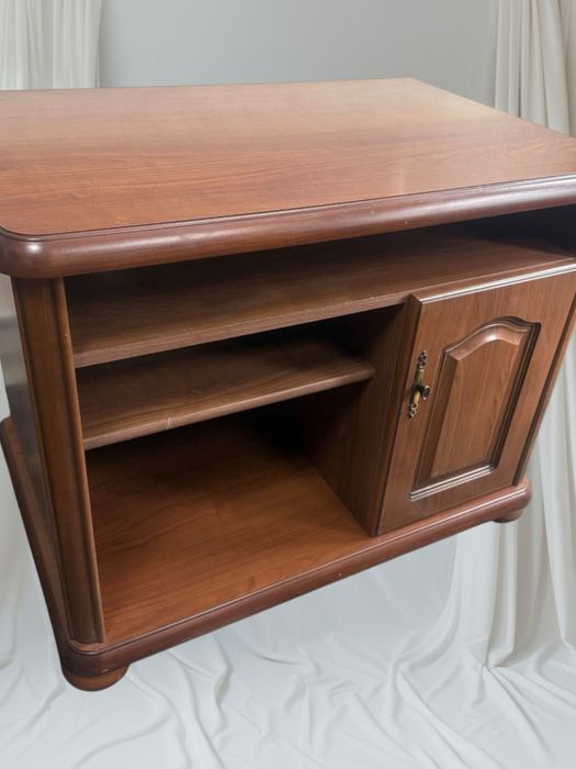 Szafka RTV BRW – klasyczny styl, rzeźbione fronty, orzech