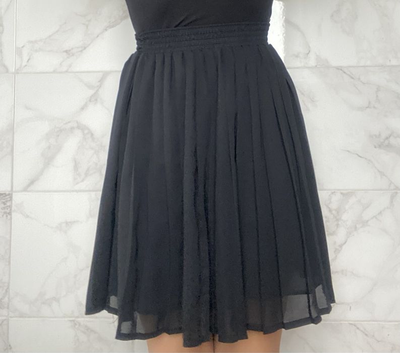 Чорна плісіповага спідниця