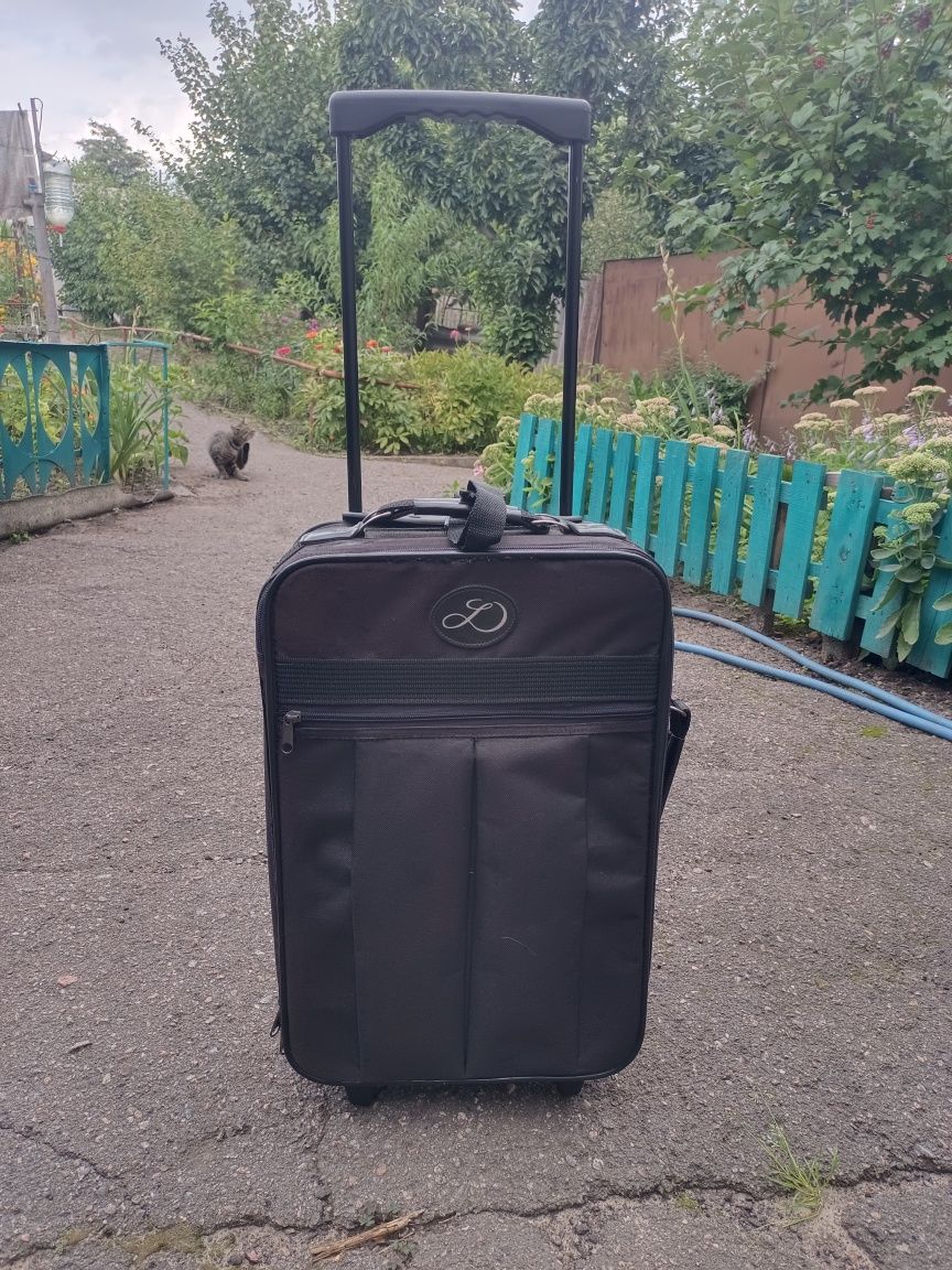 Продам чемодан на колесах.
