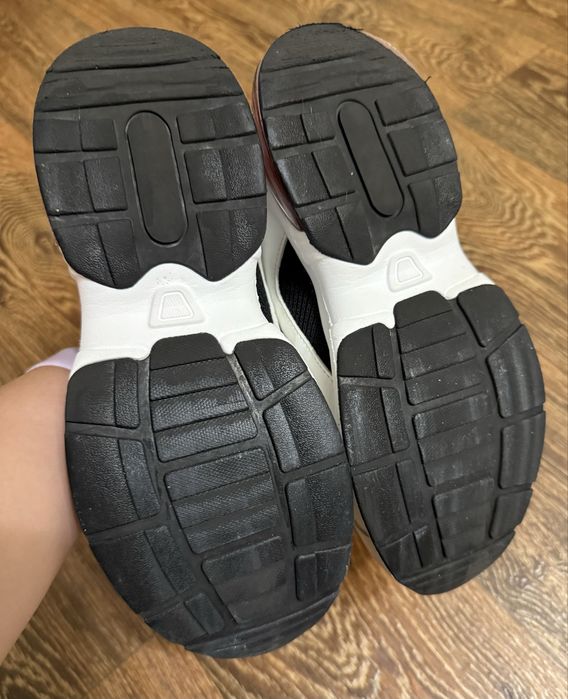 Кросівки Reserved