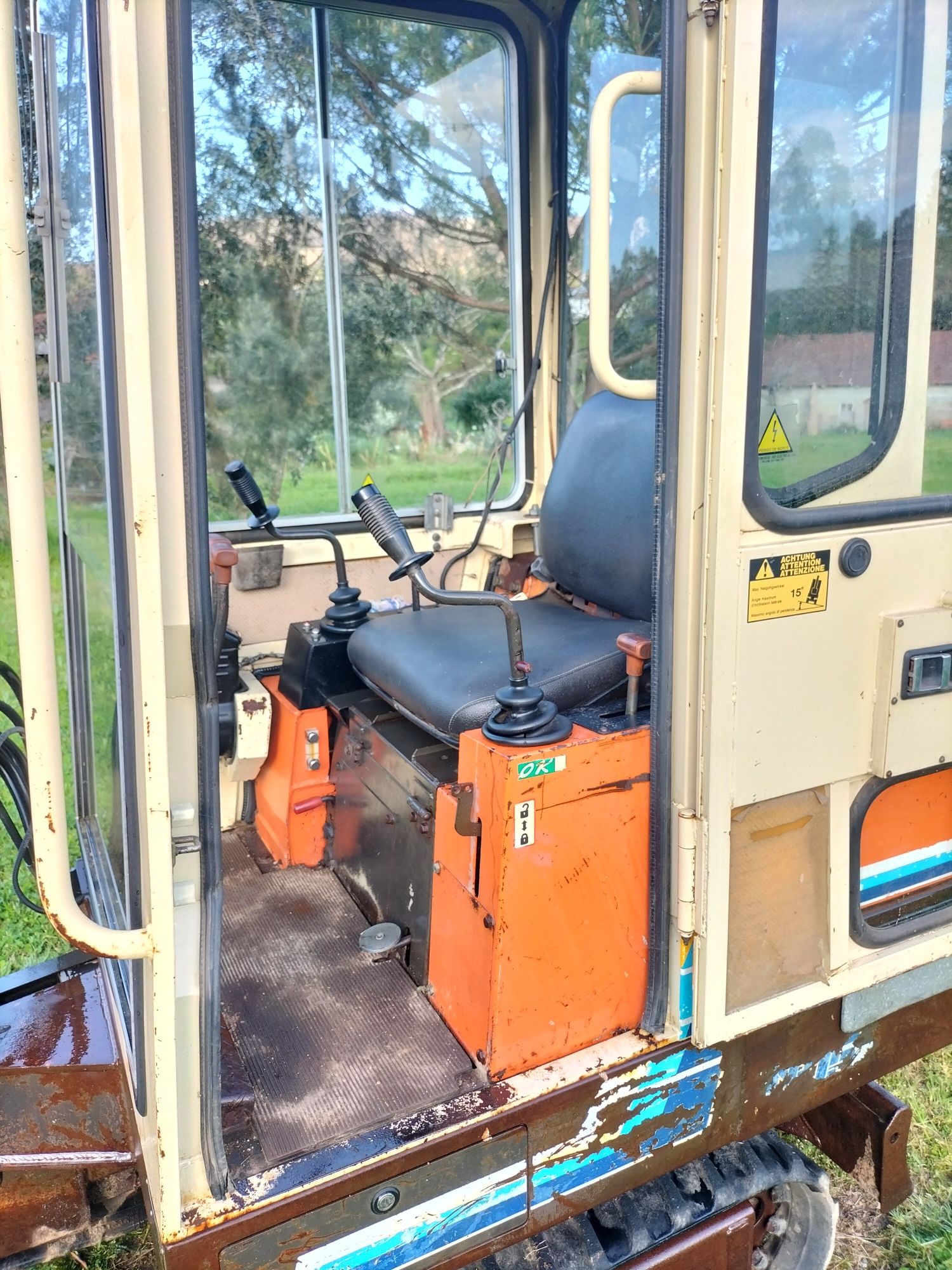 Mini giratória Takeuchi tb15