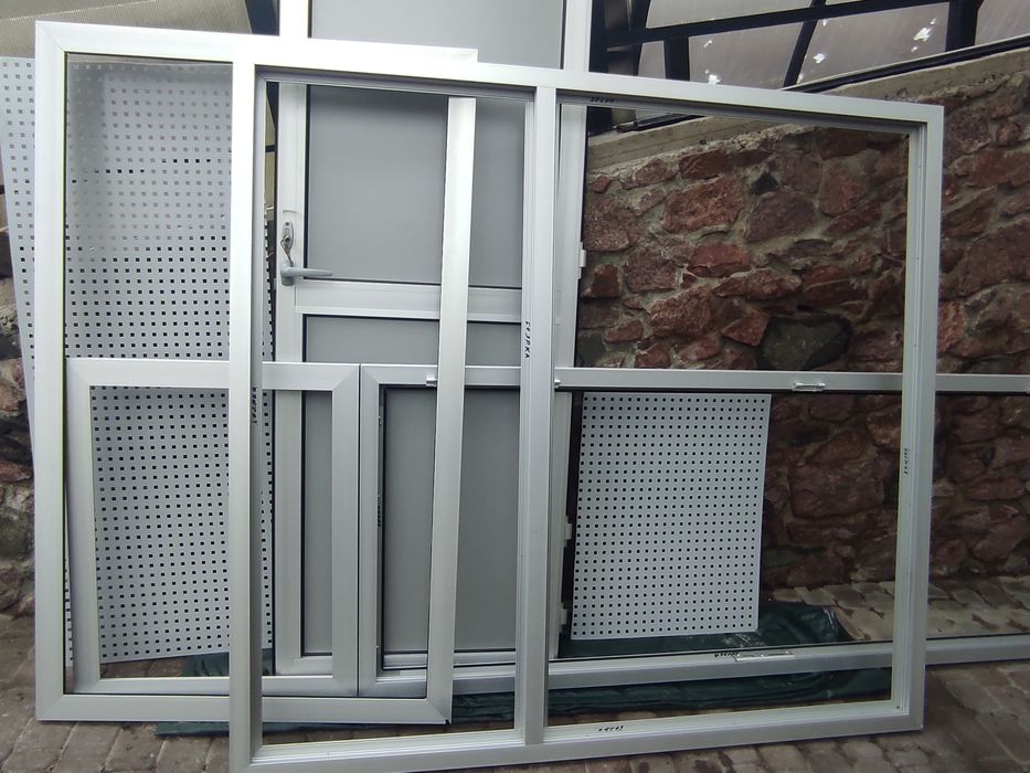 Алюминиевая перегородка- кассовый узел