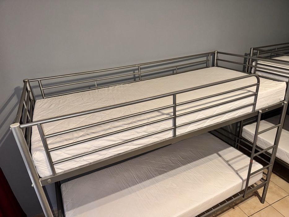 Łóżka piętrowe z materacami – 3 sztuki dostępne!