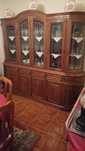 Vende-se excelente mobília clássica de sala de jantar e um aparado.