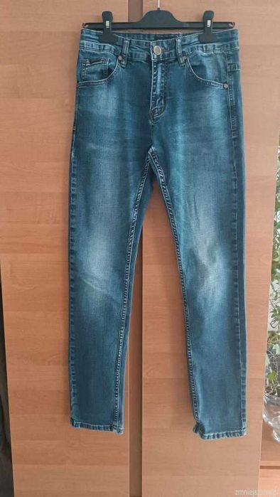 Jeansowe spodnie młodzieżowe.