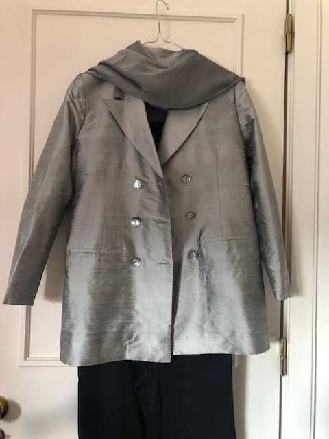 Blazer de senhora em seda de cor prateada, com discreto brilho