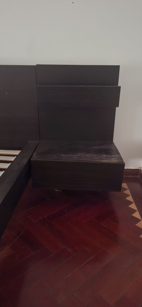 Cama casal Malm Ikea preta, com 2 mesas de cabeceira