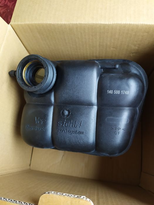 Расширительный бачок Мерседес 140