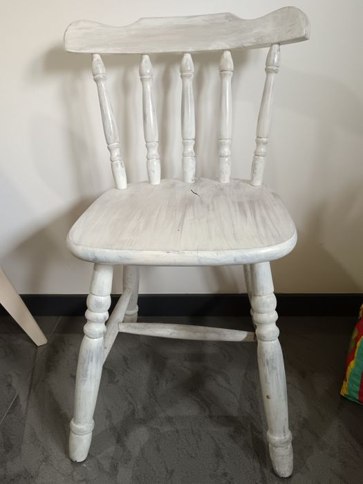 mesa de cozinha de madeira com quatro cadeiras