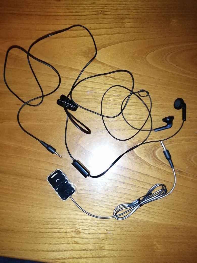 2 conjuntos de fones (valor com portes incluídos em correio registado)