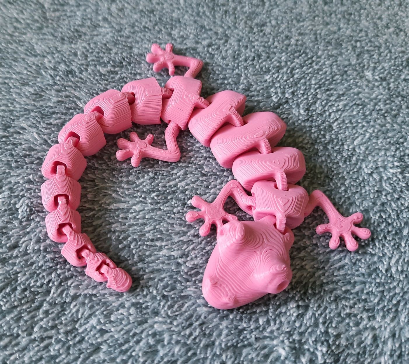 Ruchomy wydruk3D jaszczurka zabawka antystresowa różowa