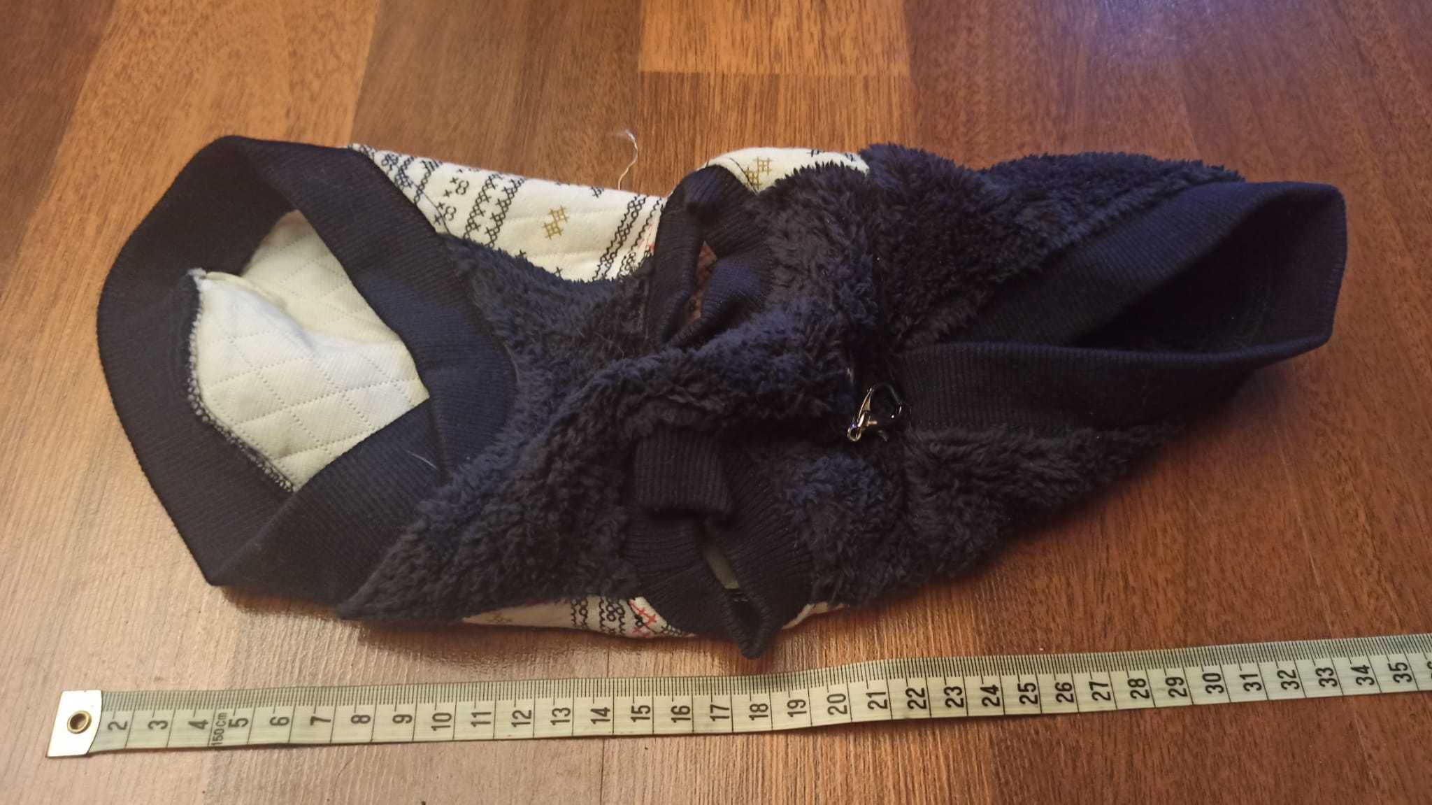 NA CEL CHARYTATYWNY Ubranko z kapturem. Długość 22 cm