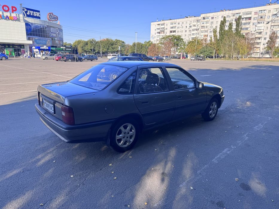 Продам Опель Вектру натбензине на полном ходу!!!