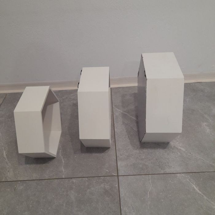 3x białe półki kształcie plastra miodu