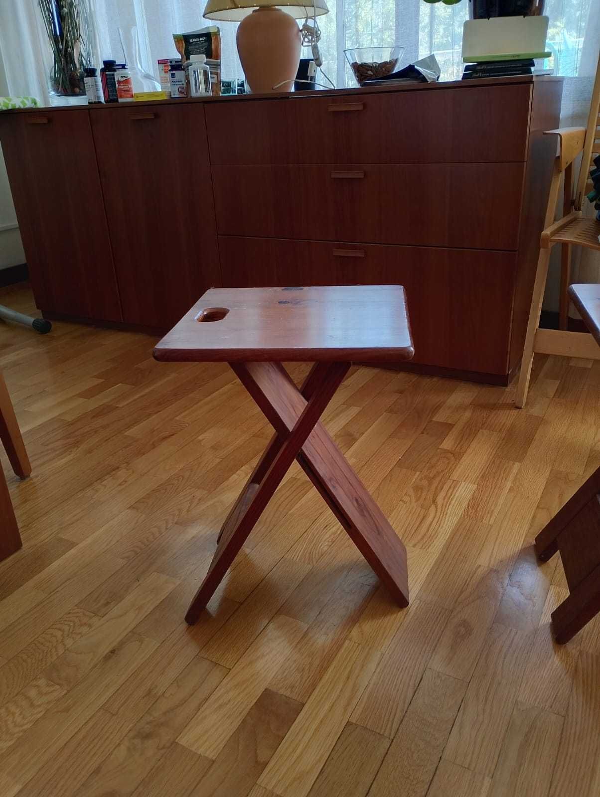 Mesa de apoio Saint Clair e 3 bancos correspondentes