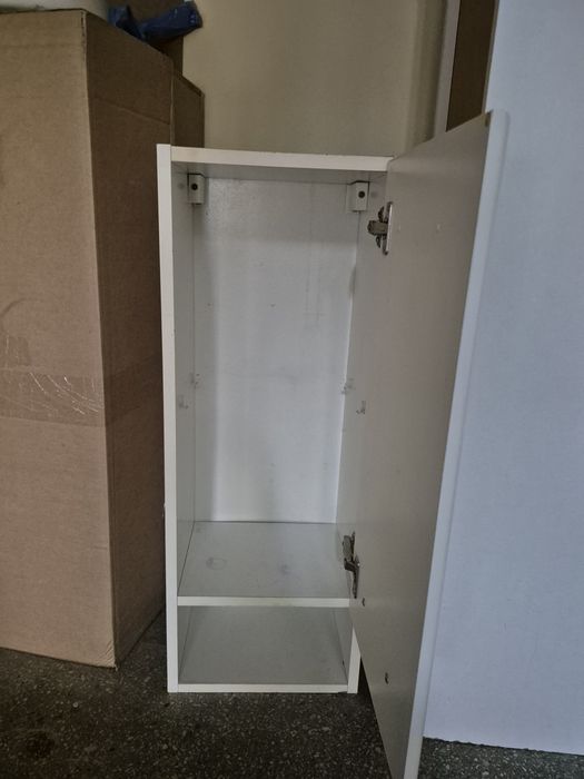Szafka łazienkowa biała lakierowana.