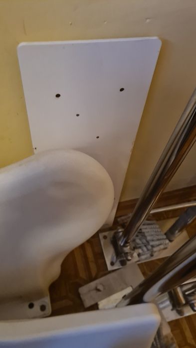 Barierki siedzisko rozkładane prysznic dla osoby niepełnosprawnej