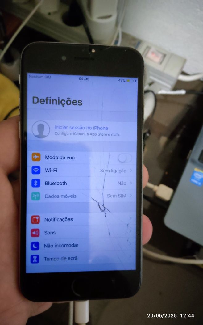 Telemóveis antigos, iPhone 6 e 8, LG, Sony Ericsson e Samsung