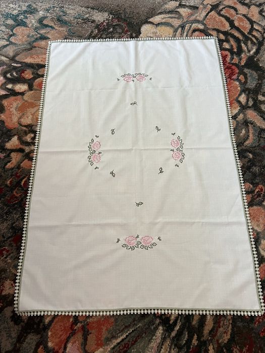 Obrus haftowany w róże na ławę i stół