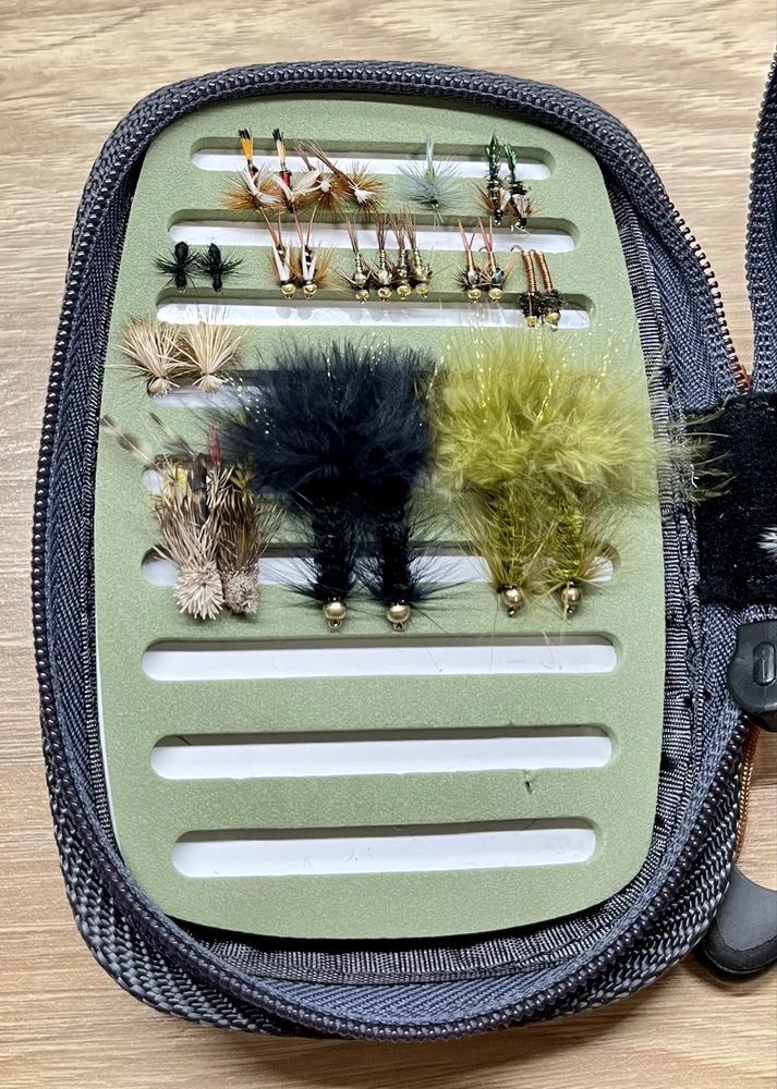 Zestaw much do łowienia ryb oraz dwa pudełka fly fishing