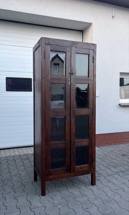 Kolonialna witryna - egzotyczne drewno tekowe, industrialna