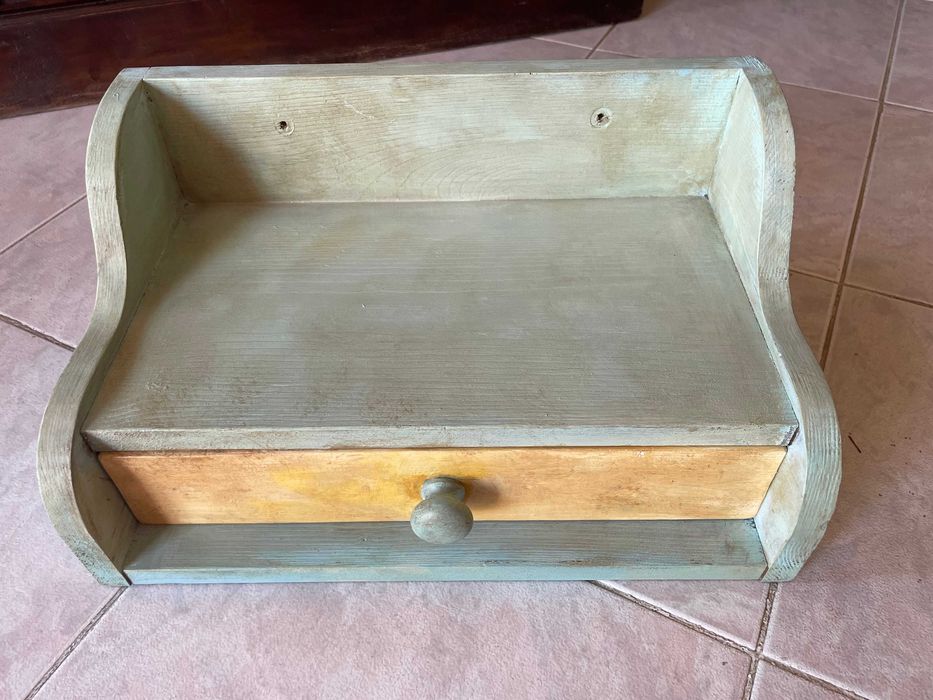 Lindíssima prateleira pintada à mão, rustica, madeira, antiga