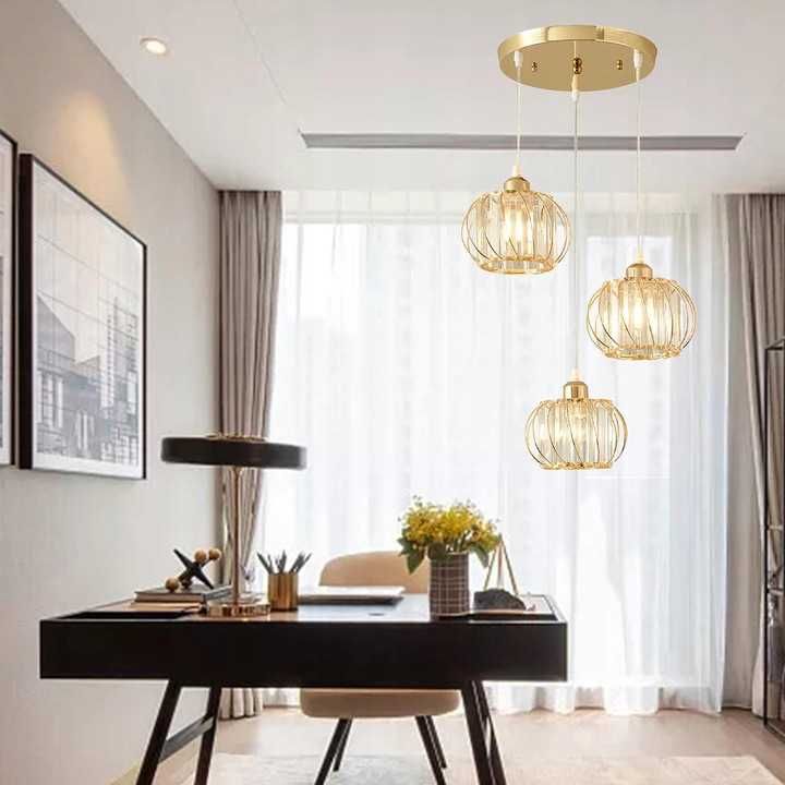 Lampa wisząca z 3 jasnymi złotymi kryształami.