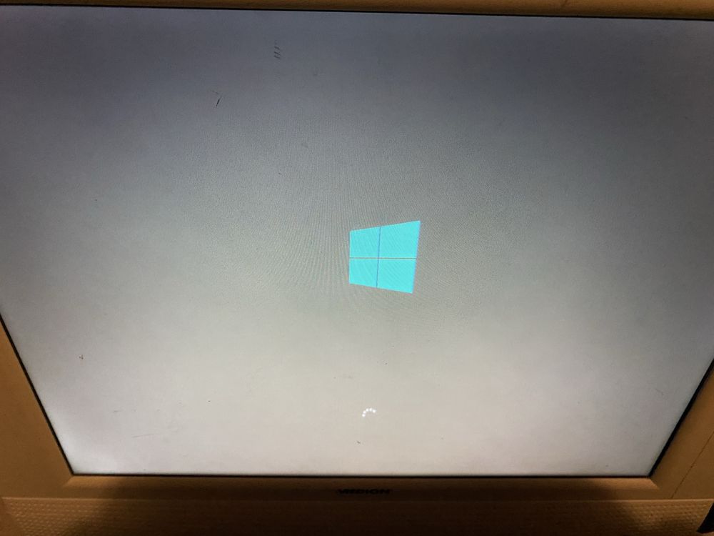 Komputer Dell 780 z systemem i klawiaturą.
