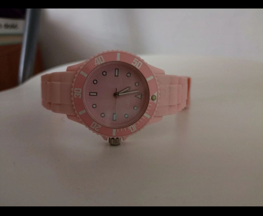 Różowy zegarek damski