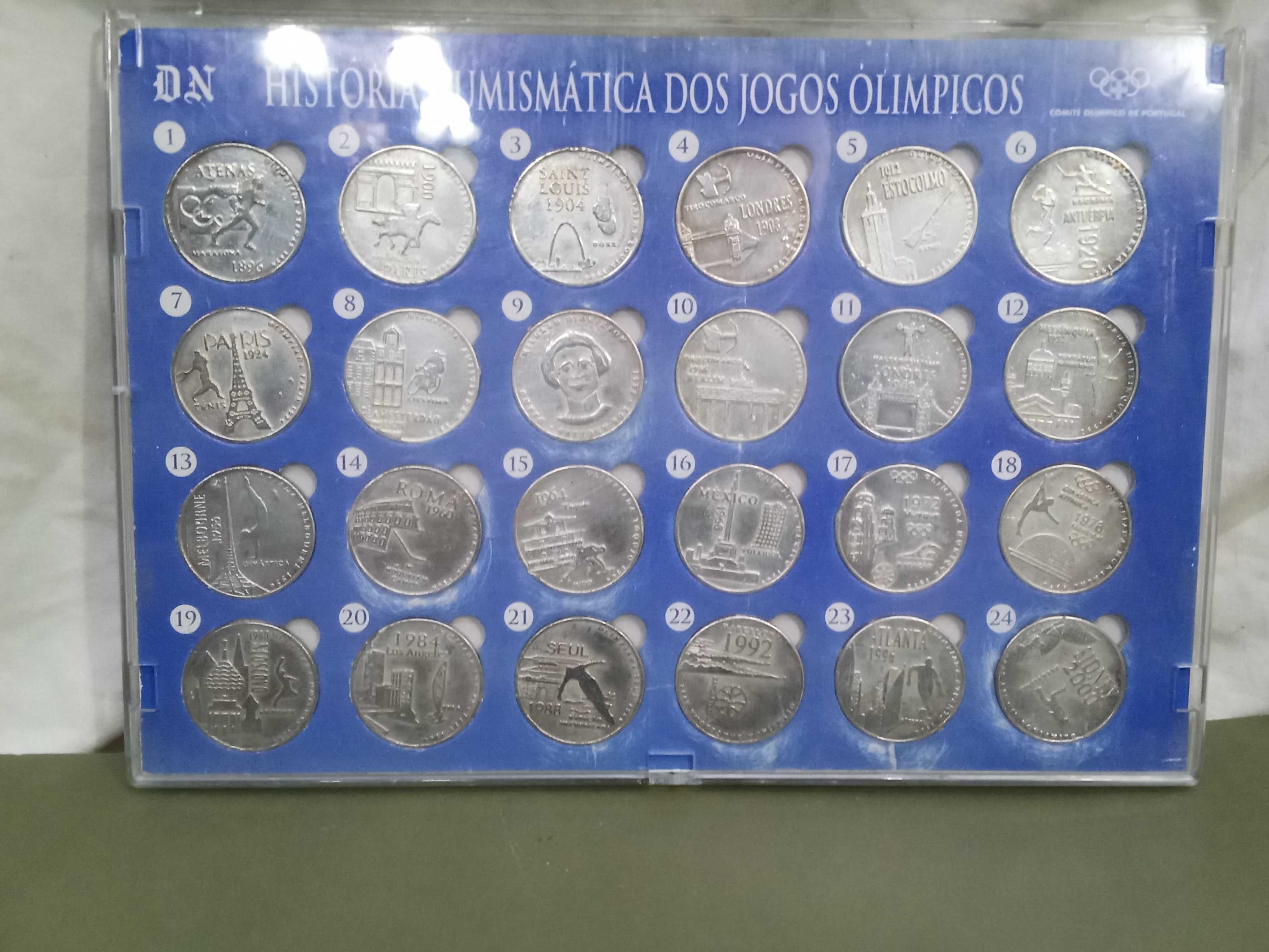 Coleção 24 medalhas em metal prateado dentro de carteira plástica.