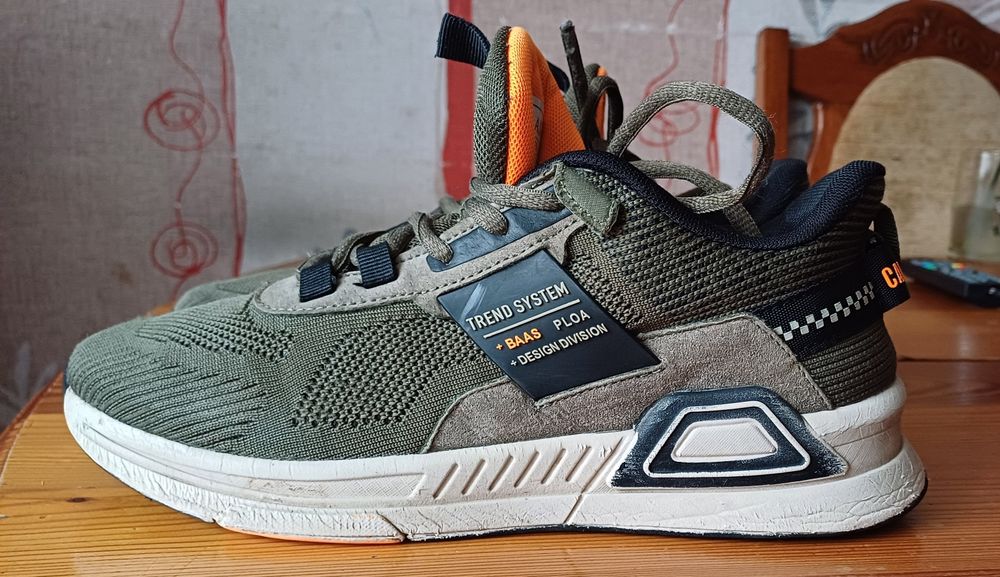 Кросівки чоловічі