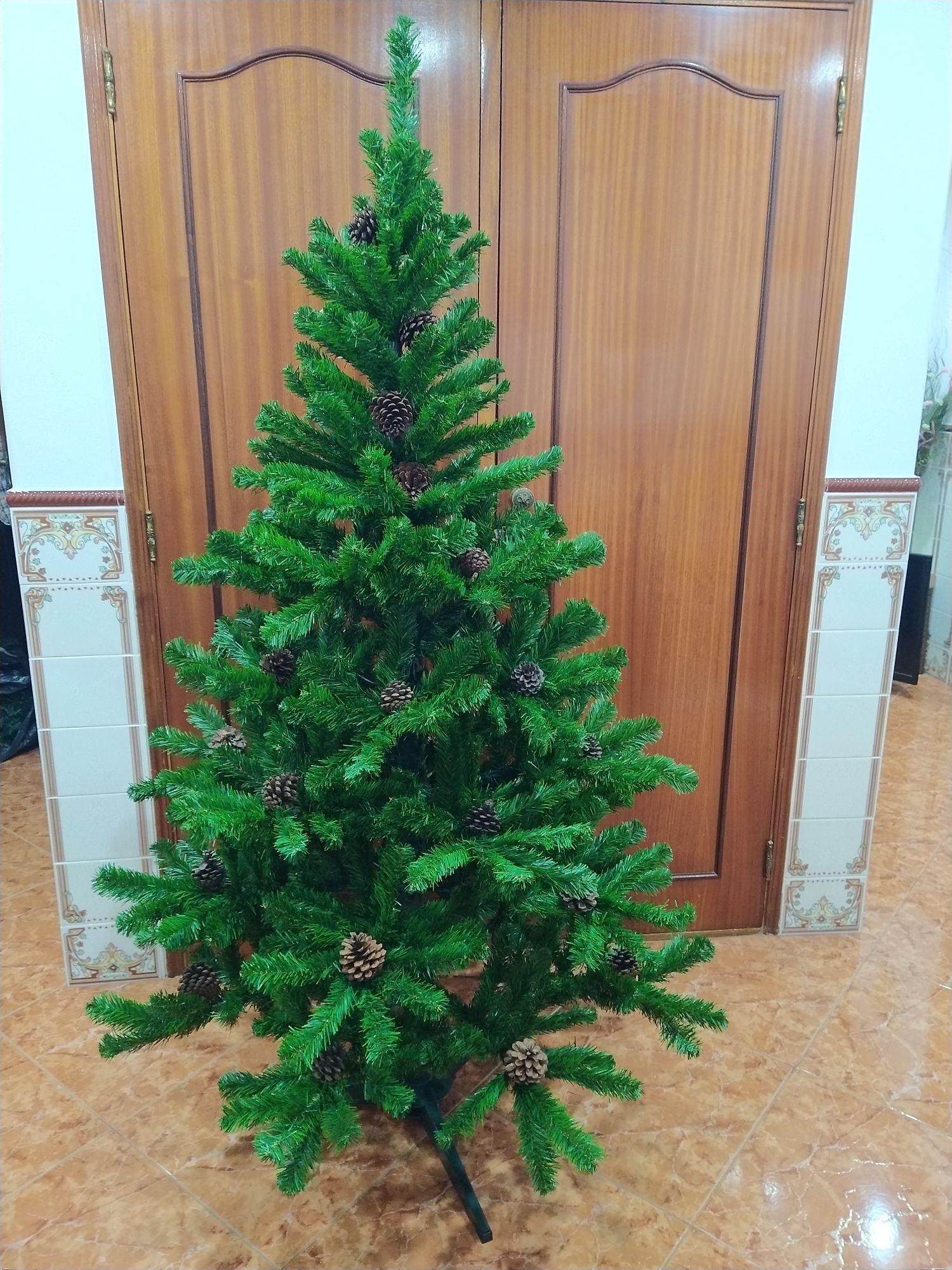 Árvore de Natal com pinhas casa quarto apartamento vivenda escritório