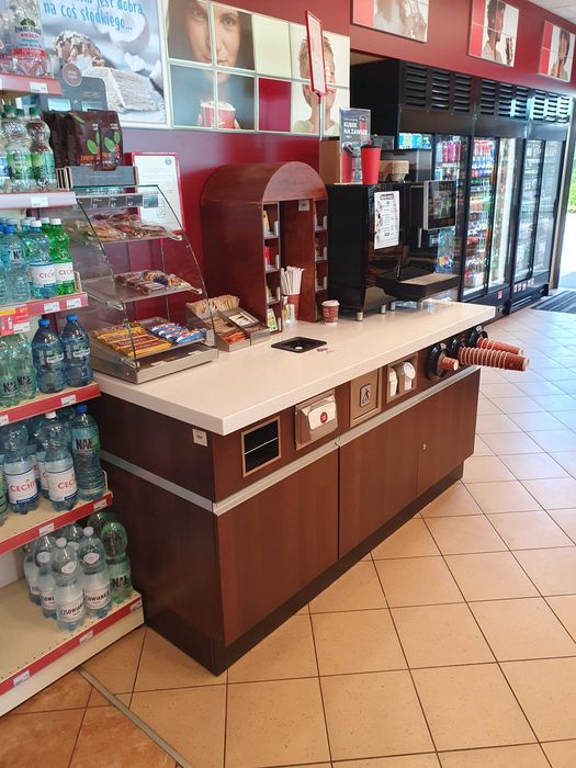 Meble i wyposażenie sklepu stacji paliw.