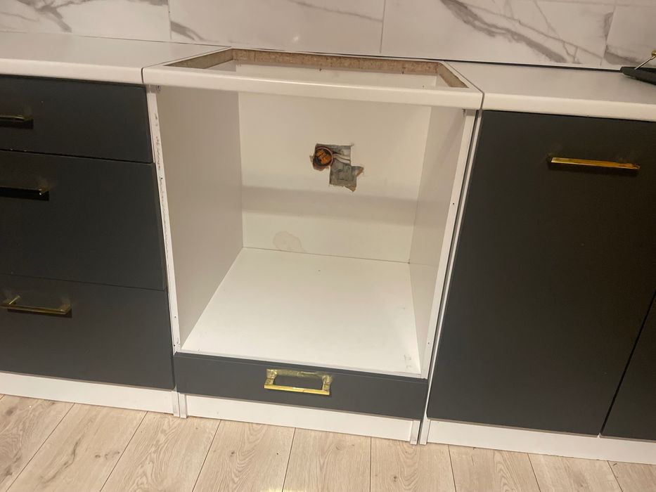 Meble kuchenne, zlewozmywak z baterią i okap