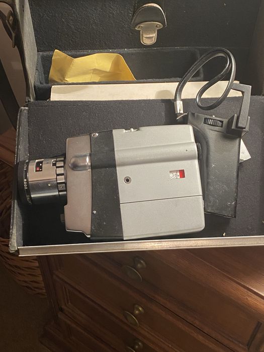 Câmara de filmar vintage Yashica Super 8 com estojo original