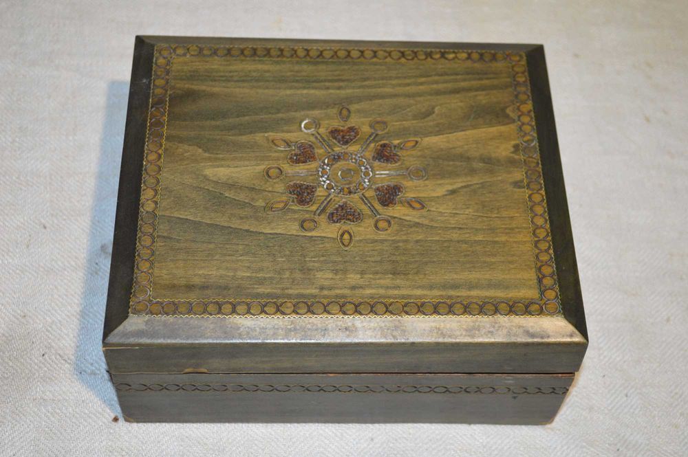 szkatułka drewniana pudelko prl 21x18x9