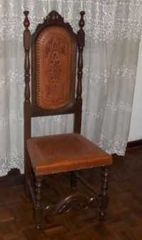 Cadeiras de pele (couro) do tipo antigo, confortável e elegante